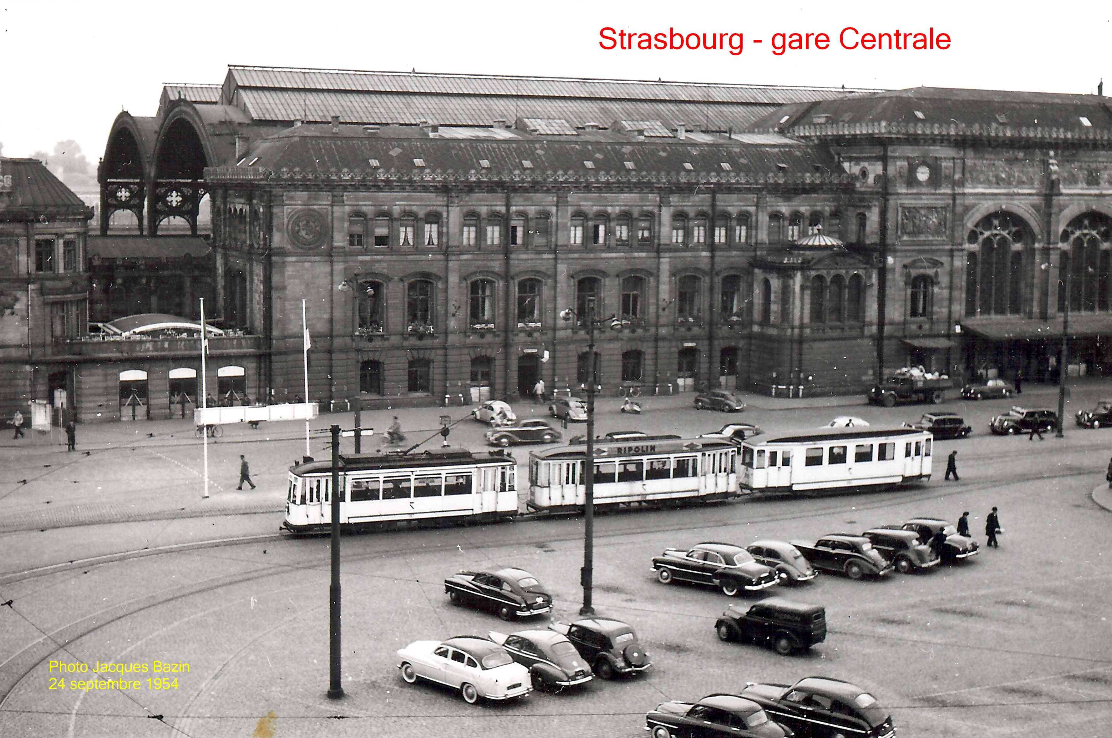 Une motrice et ses deux remorques, Place de la Gare.